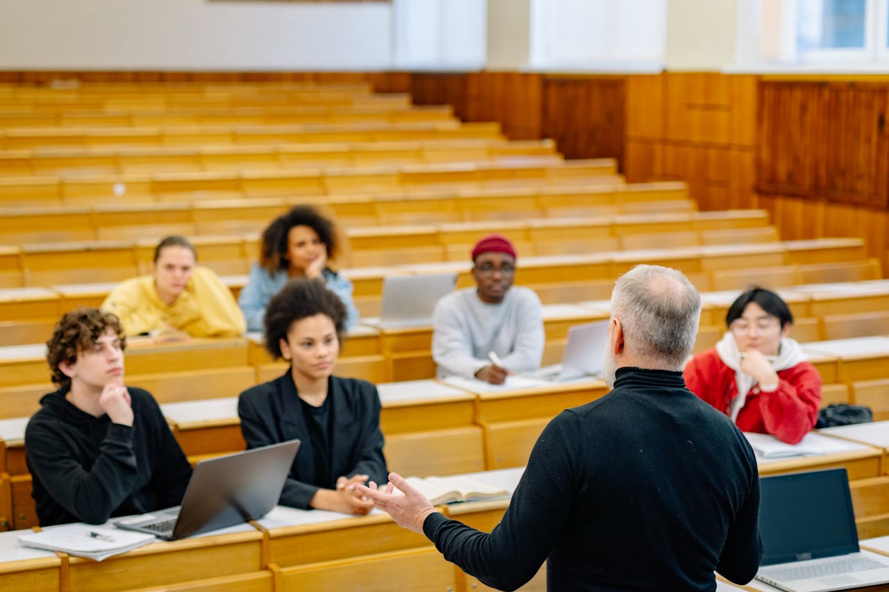 10 años formando estudiantes el Chile y el mundo. Students attending a lecture in a university classroom with an engaged professor.